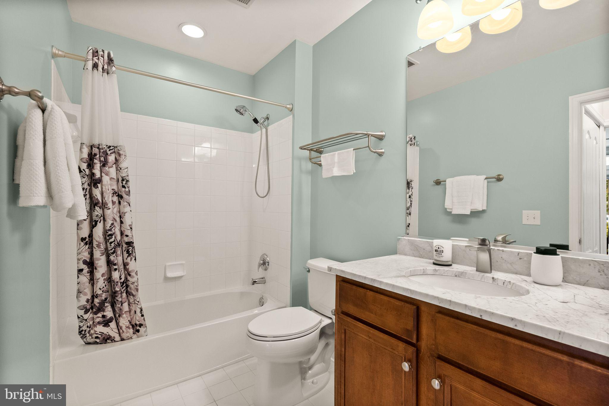 SAINTSBURY PLAZA - Residential