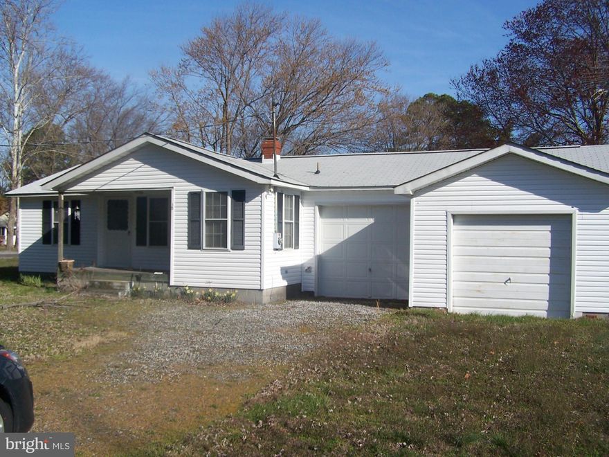 Great home in a quiet beach community. Located 10 minutes from downtown Colonial Beach. 25 minutes from 301 bridge, 45 mins from Tappahannock, and less than an hour from Fredericksburg. Home features 3 bedrooms, 1 full bath, and 2 garages.   HVAC and roof replaced in Spring 2016. Neighborhood features proximity to the beach, boat ramp, and pavilion, as well as community events throughout the year.