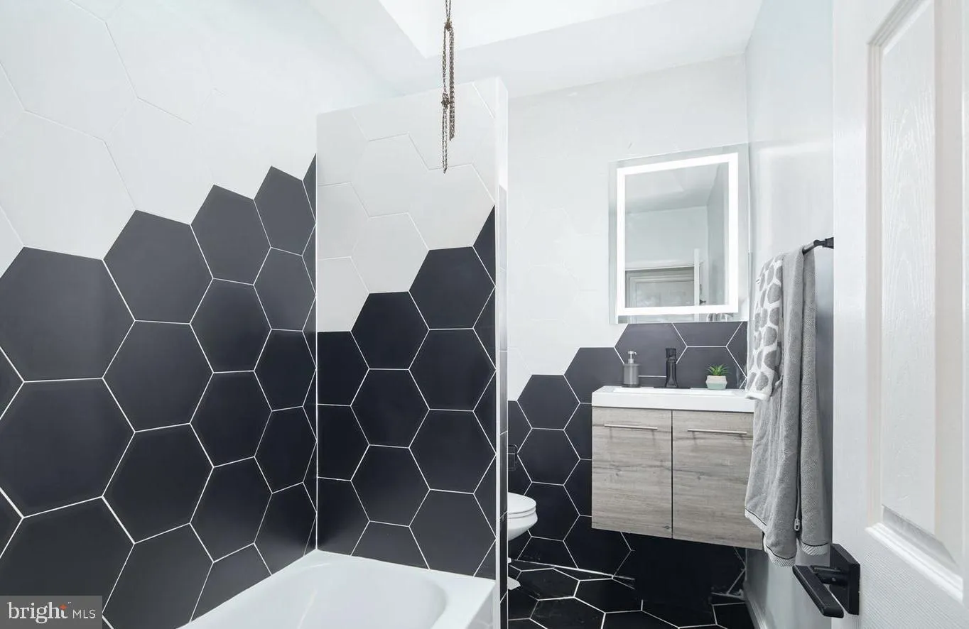 Philadelphia, Pennsylvania 19142, United States, 3 Bedrooms Bedrooms, ,2 BathroomsBathrooms,Residential,Contingent,18557