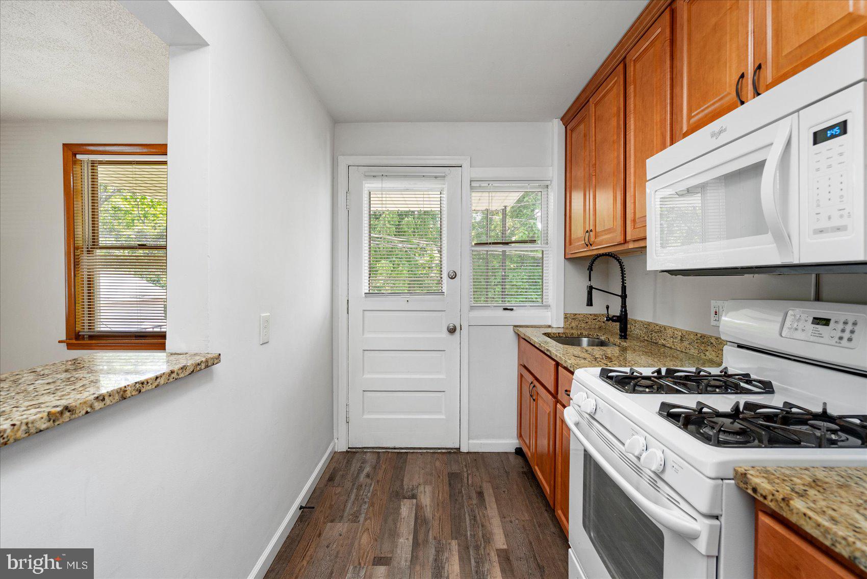 BEVERLY HILLS - Residential Lease