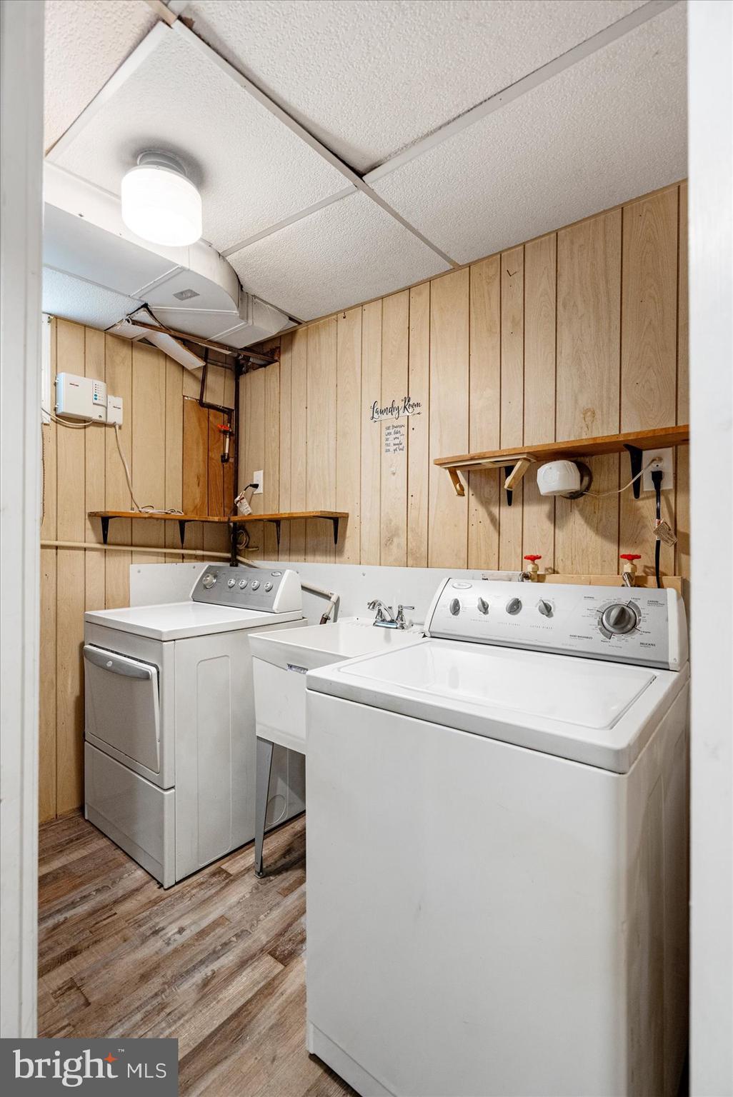 BEVERLY HILLS - Residential Lease