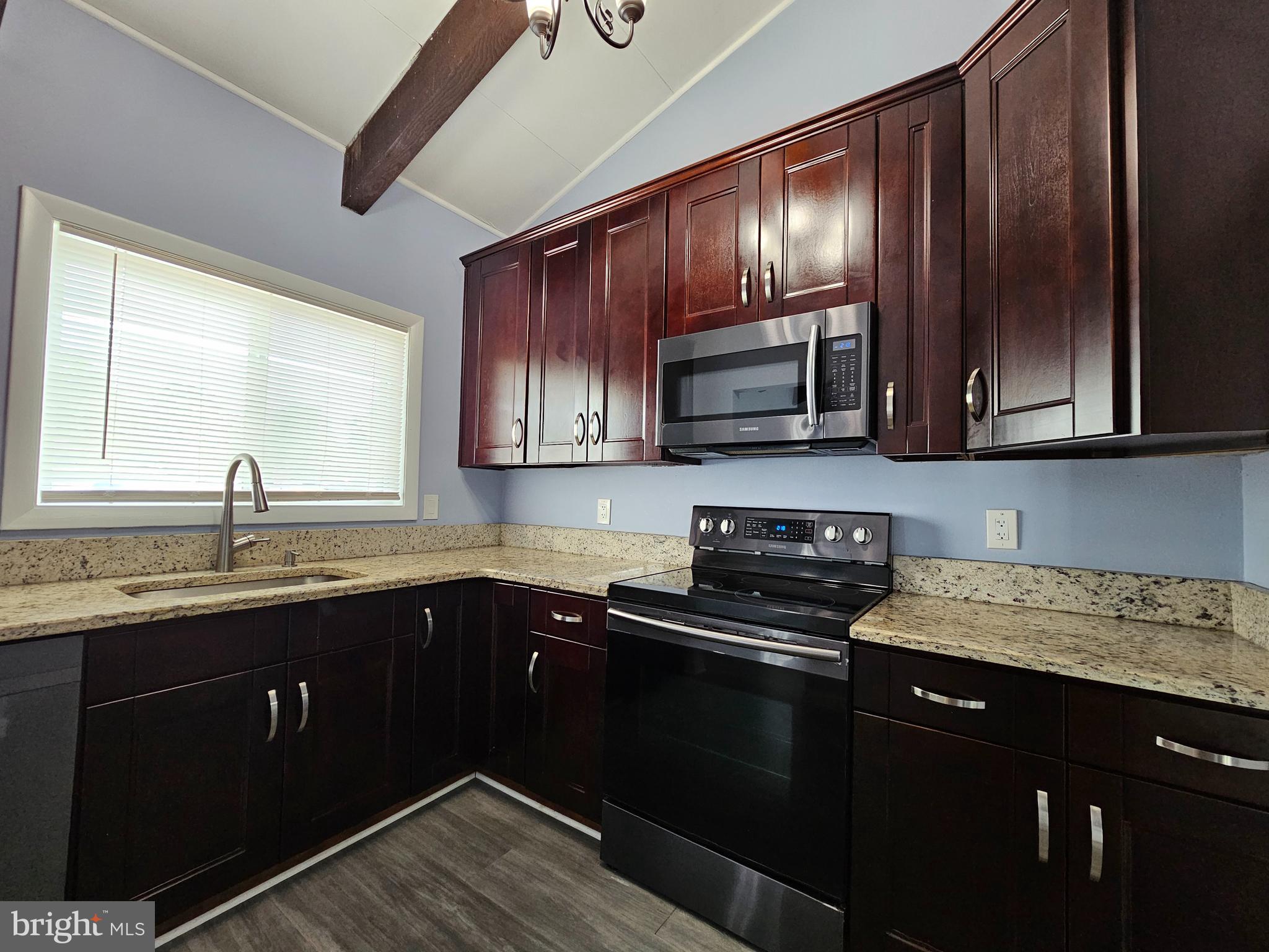 LONDON TOWNE - Residential