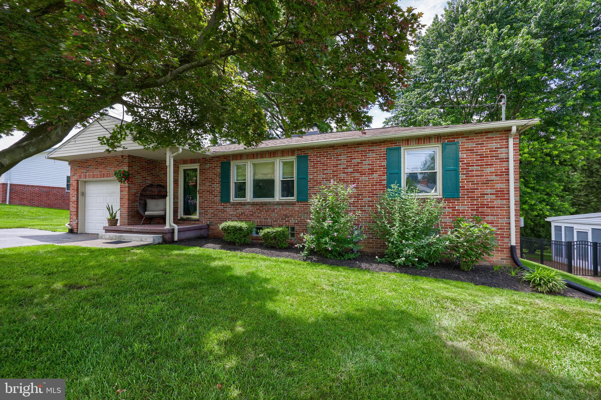 536 WELLINGTON DRIVE