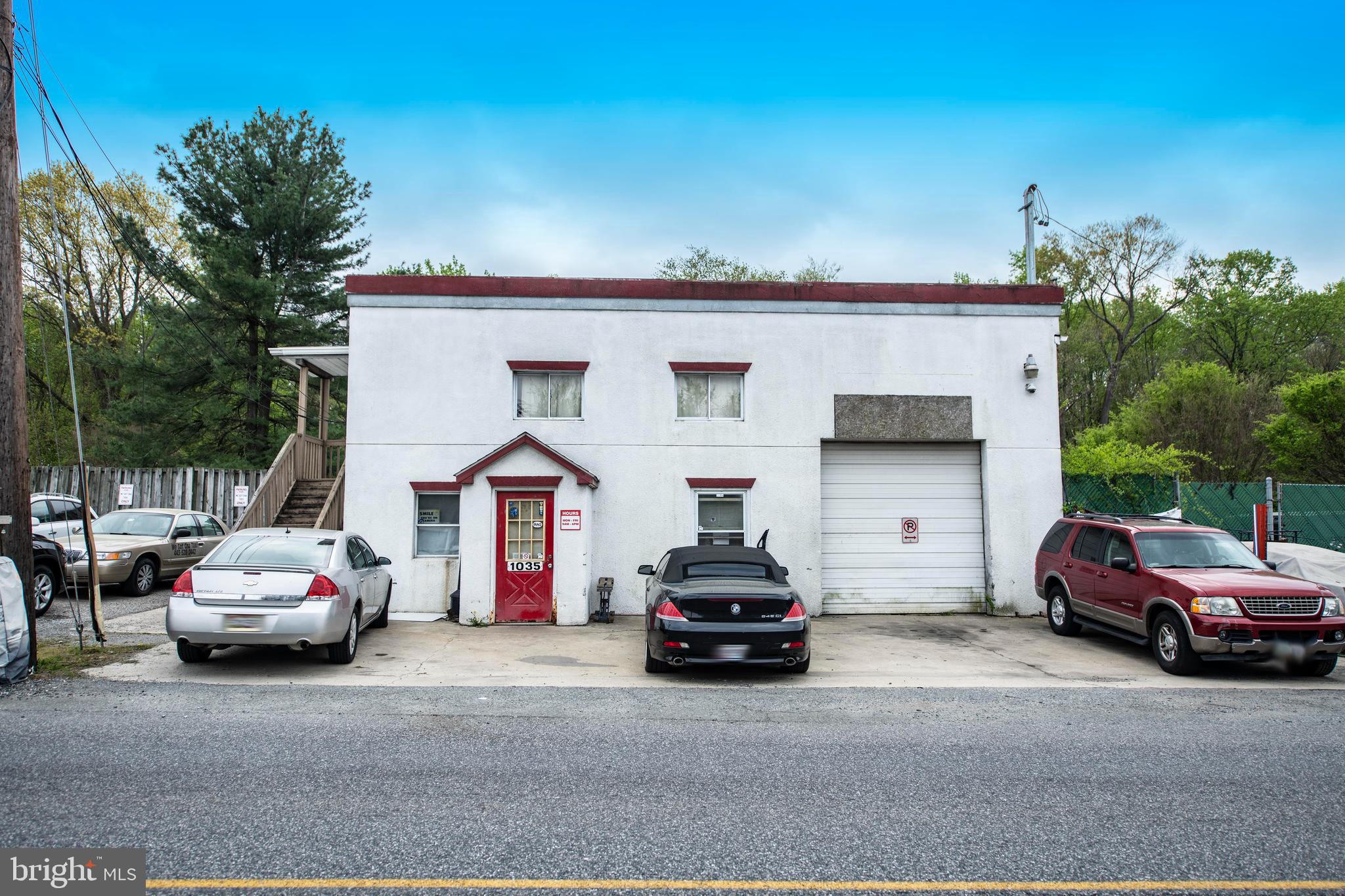 Main image without alt text