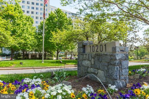 Photo of 10201 Grosvenor Place #421, ROCKVILLE, MD 20852 (MLS # MDMC2199070)