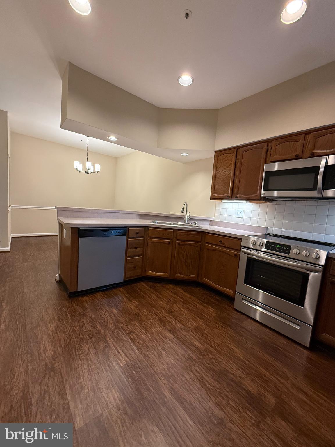 2702 SUMMERVIEW WAY 103
