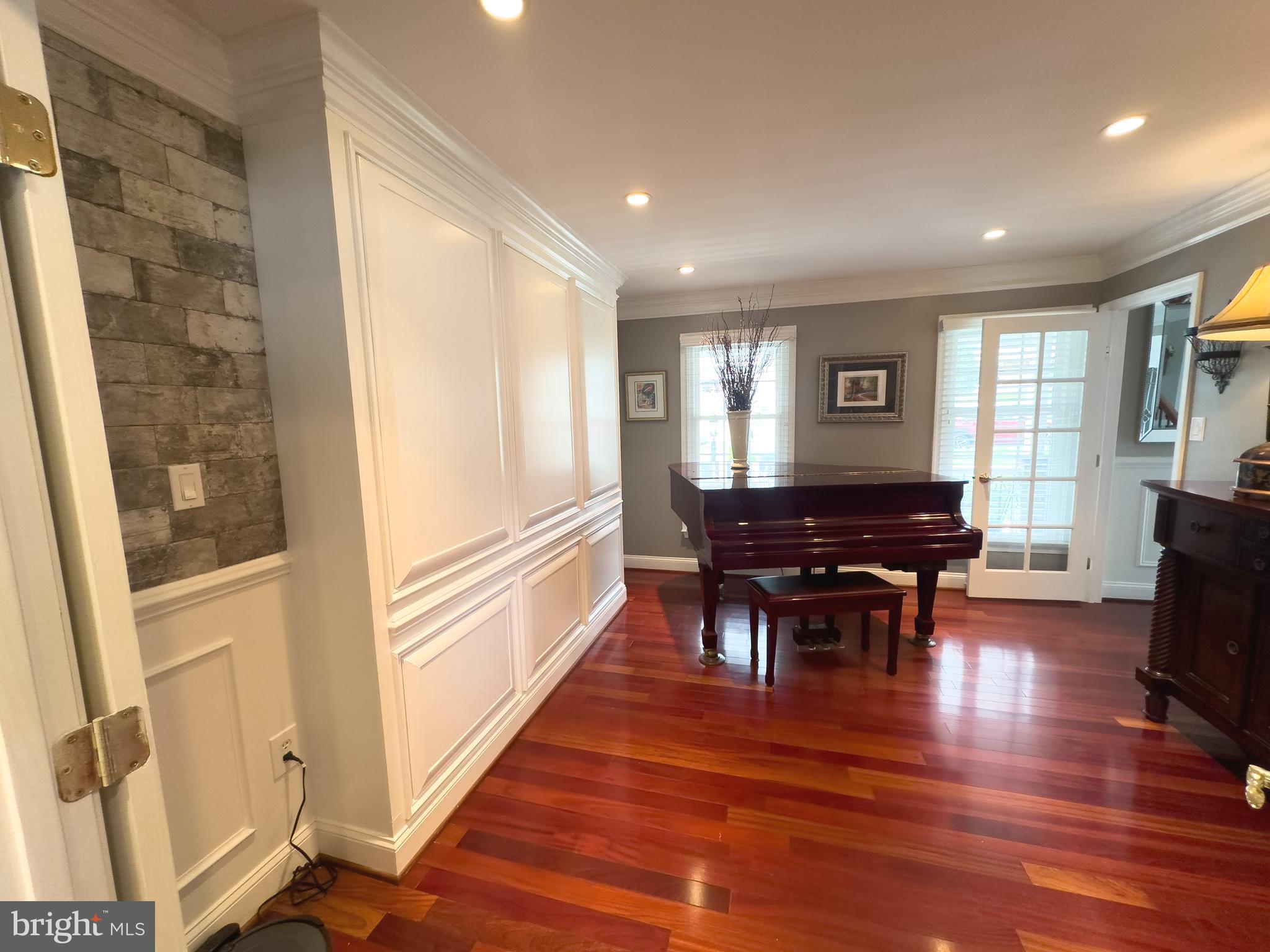 MONTCLAIR/COUNTRY CLUB - Residential