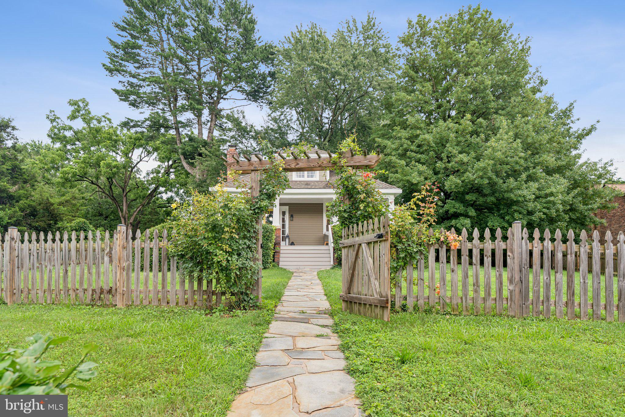 8201 FORT HUNT ROAD