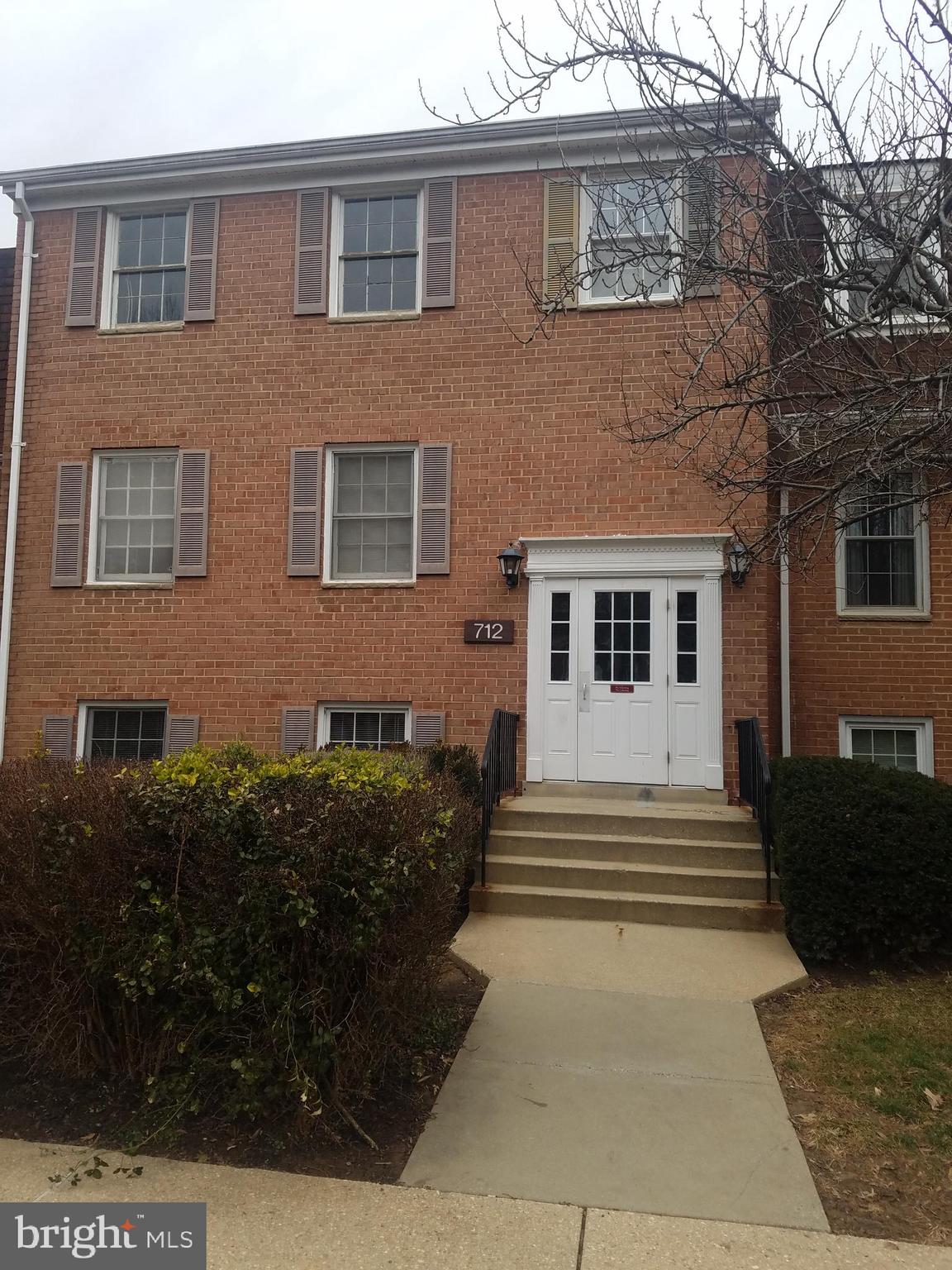 Beautiful and well kept 1 bath, one bed + DR/Den/Office...Ground level...great schools district...close to everything: I-270, Toll 200, Rio, Lakeforest Mall, Kentlands. Seller suggests Counselors Title...WILL NOT LAST!