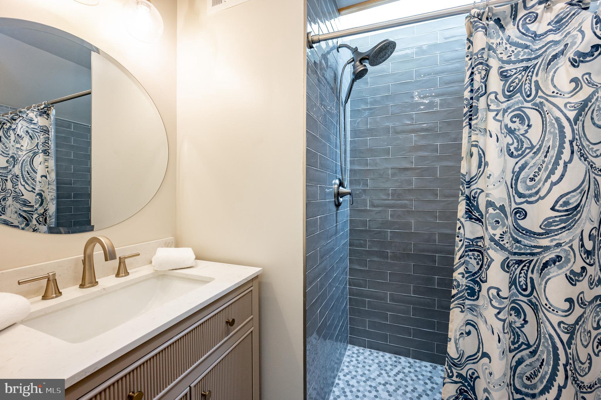 LAKE SHORE DRIVE - Residential