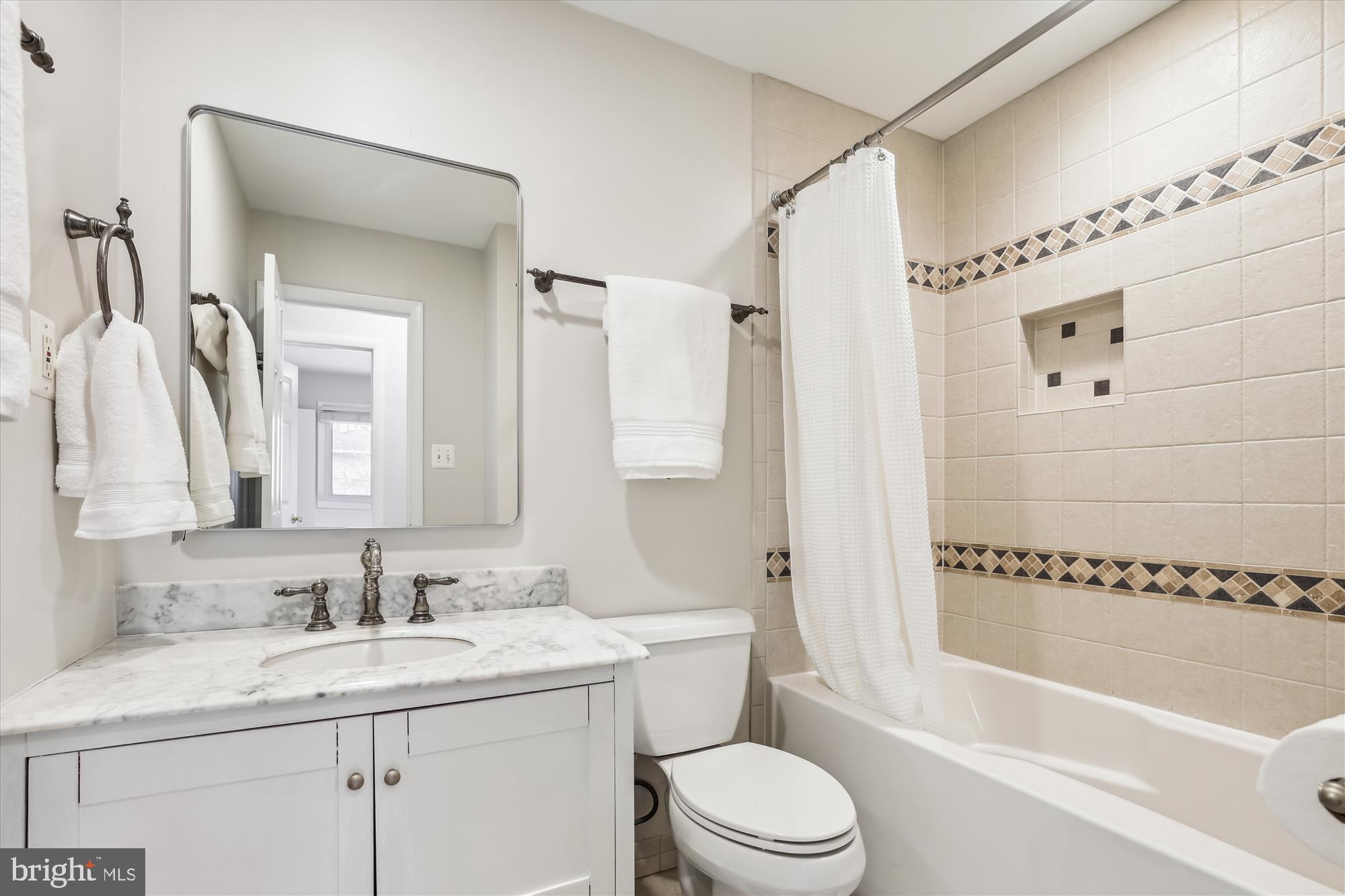 DUNN LORING WOODS - Residential Lease