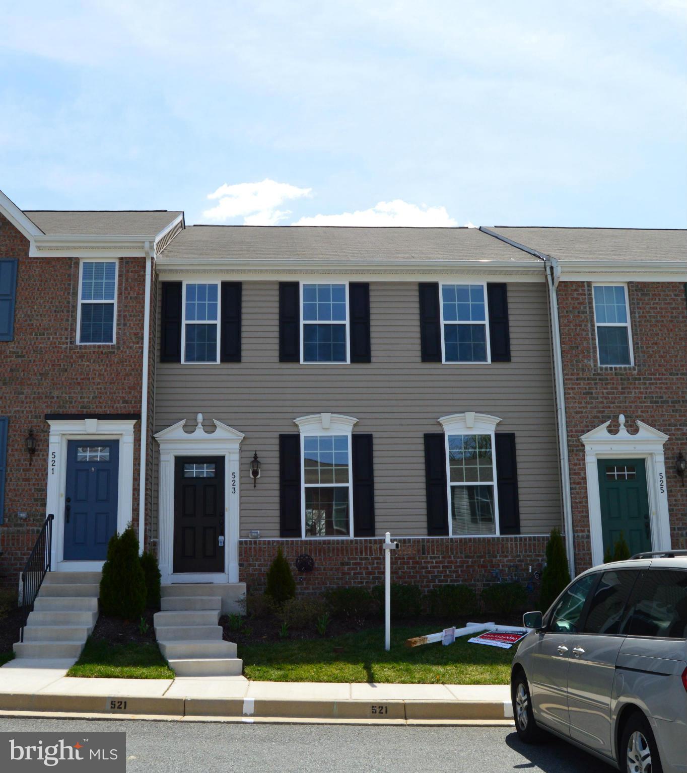 Huge kitchen w/ 42" cabinets, granite, island, ss appliances & pantry, open floor plan w/ hardwood, custom deck & wooded view. Great for entertaining w/ fully finished lower level, bonus room, full bath & walk-out. Master BR w/ tray ceiling walk-in closet, bath w/ soaking tub, sep. shower & UL laundry.