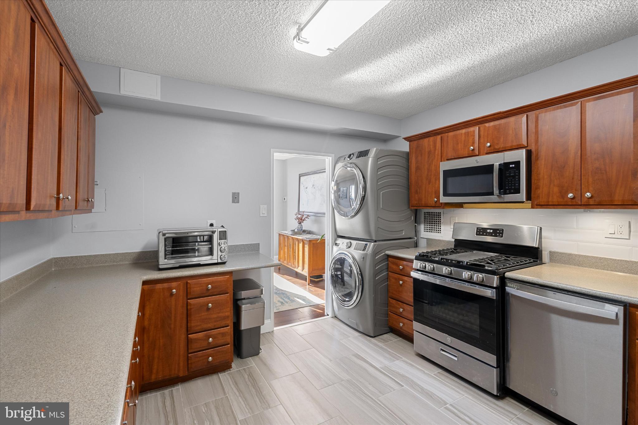 SKYLINE PLAZA - Residential