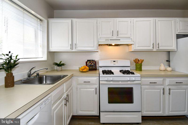 PARKSIDE CONDOMINIUMS - Residential Lease