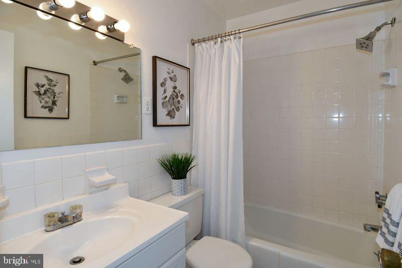 PARKSIDE CONDOMINIUMS - Residential Lease