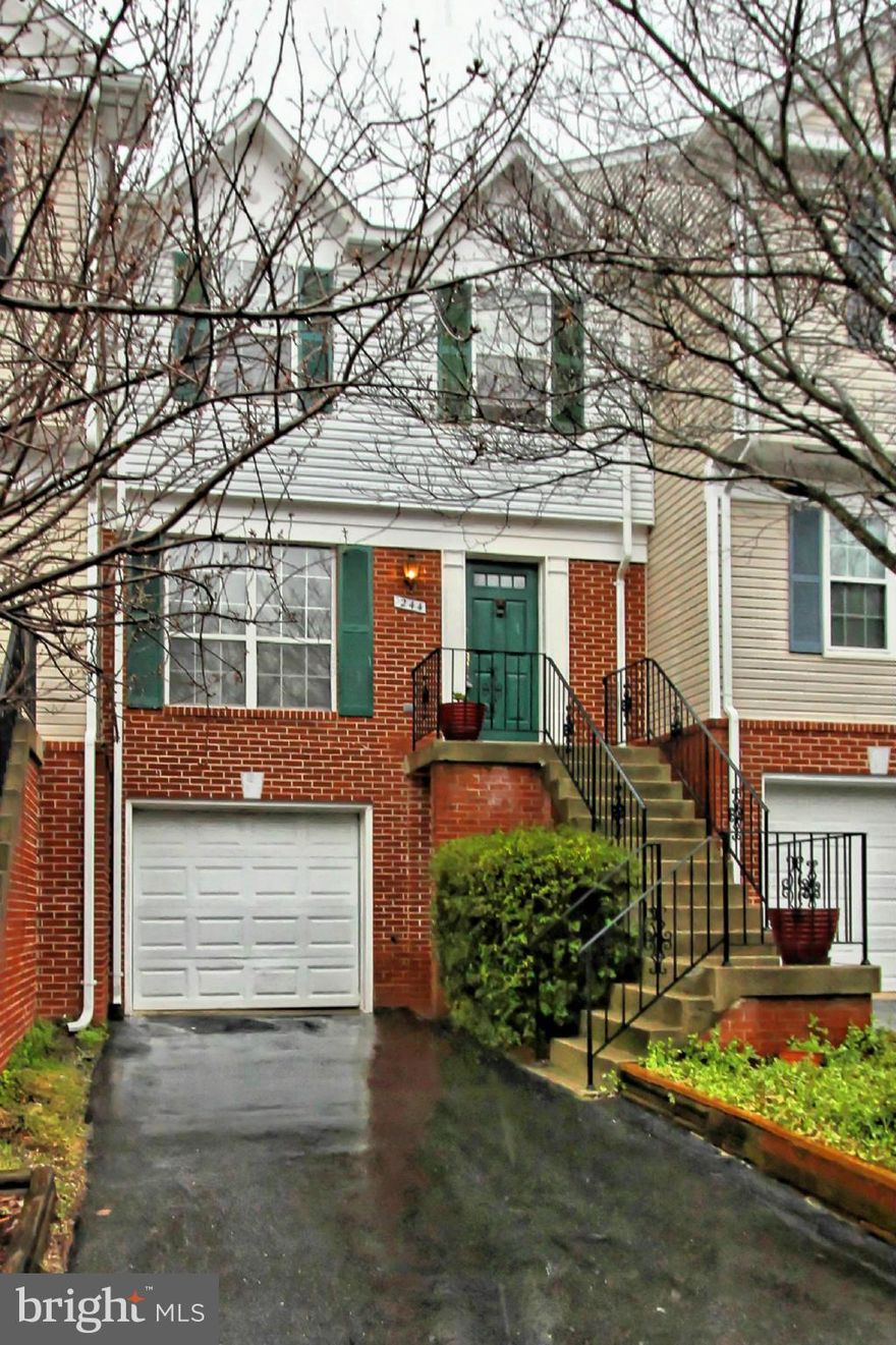 Terrific 3 BR / 3.5 BA TH in sought-after Countryside!!Beautiful hardwood floors through main level!Huge gourmet kitchen features beautiful granite counters!Spacious LL has large Rec Rm & full BA!Walk from main level onto deck overlooking patio, fenced-in backyard & spacious common area!Terrific schools and fantastic location in the heart of 20165-close to shopping, restaurants & major commuting!!