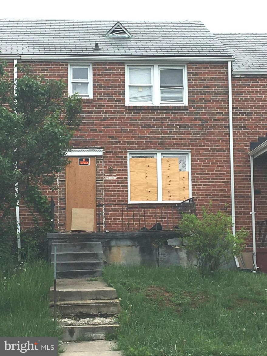 SHORT SALE APPROVED. Needs full rehab. Great for Investor.