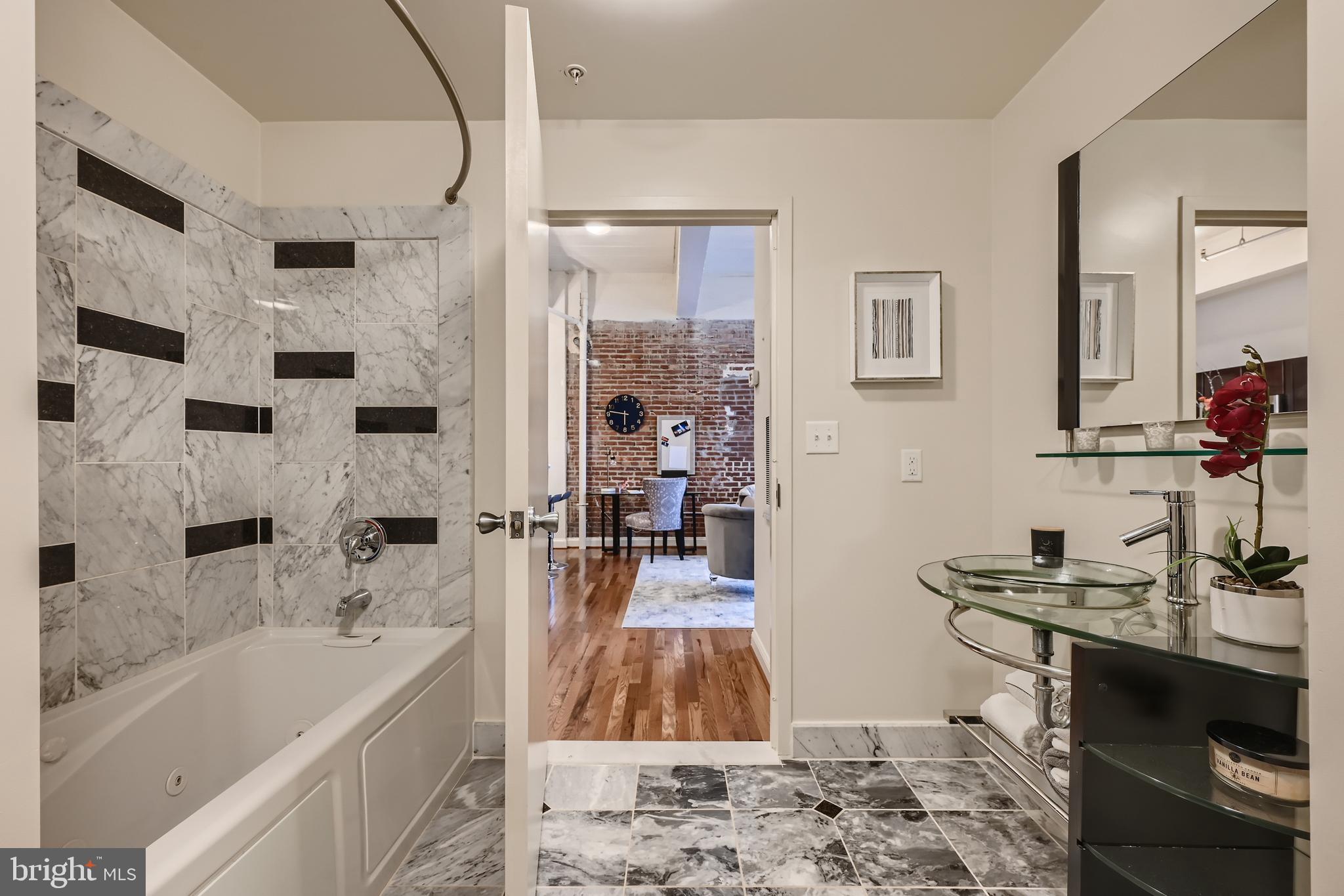 DOWNTOWN - Residential Lease