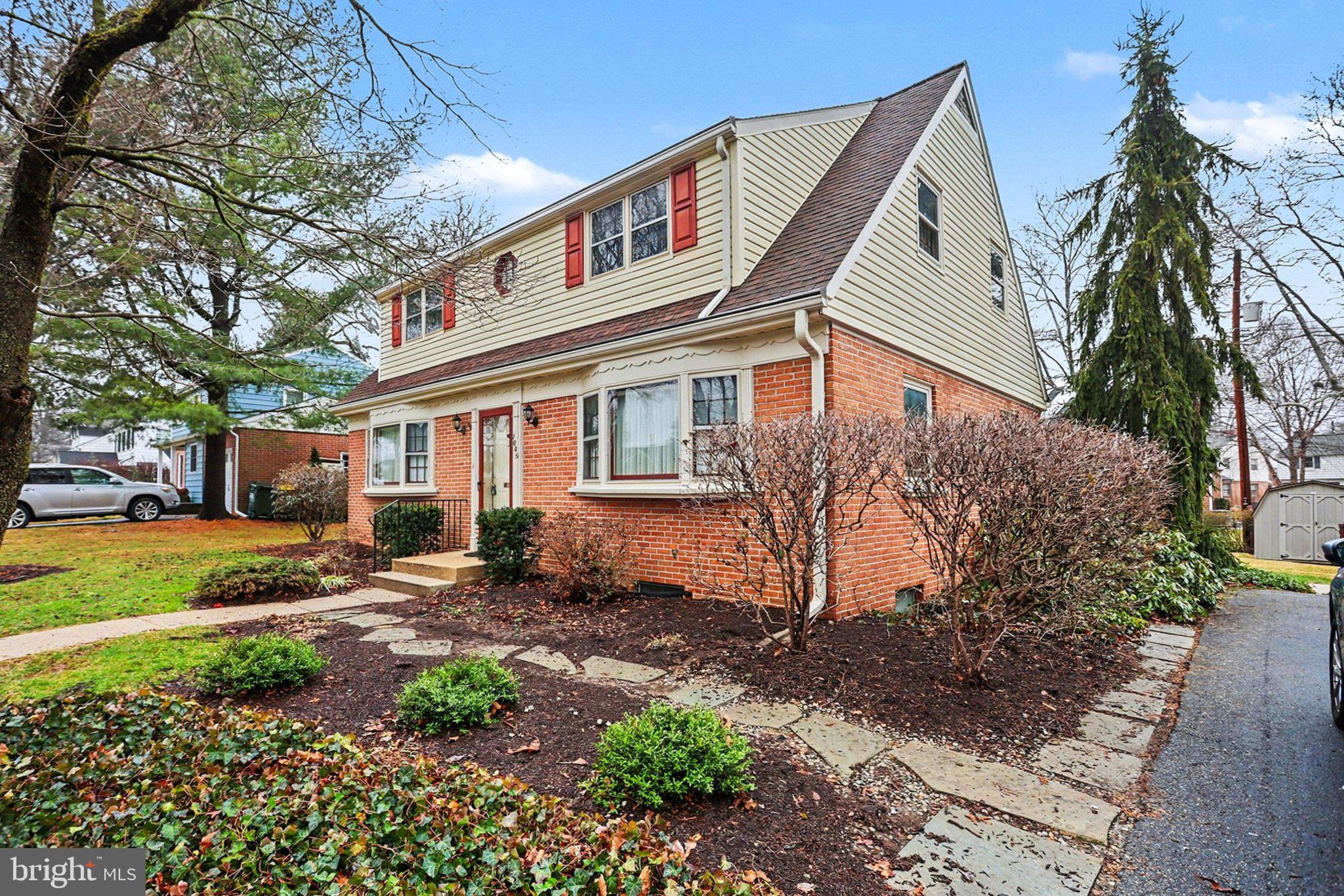 1045 GRANDVIEW BOULEVARD