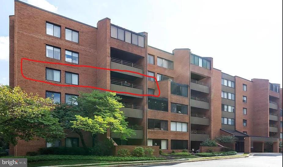 2 SOUTHERLY COURT 402