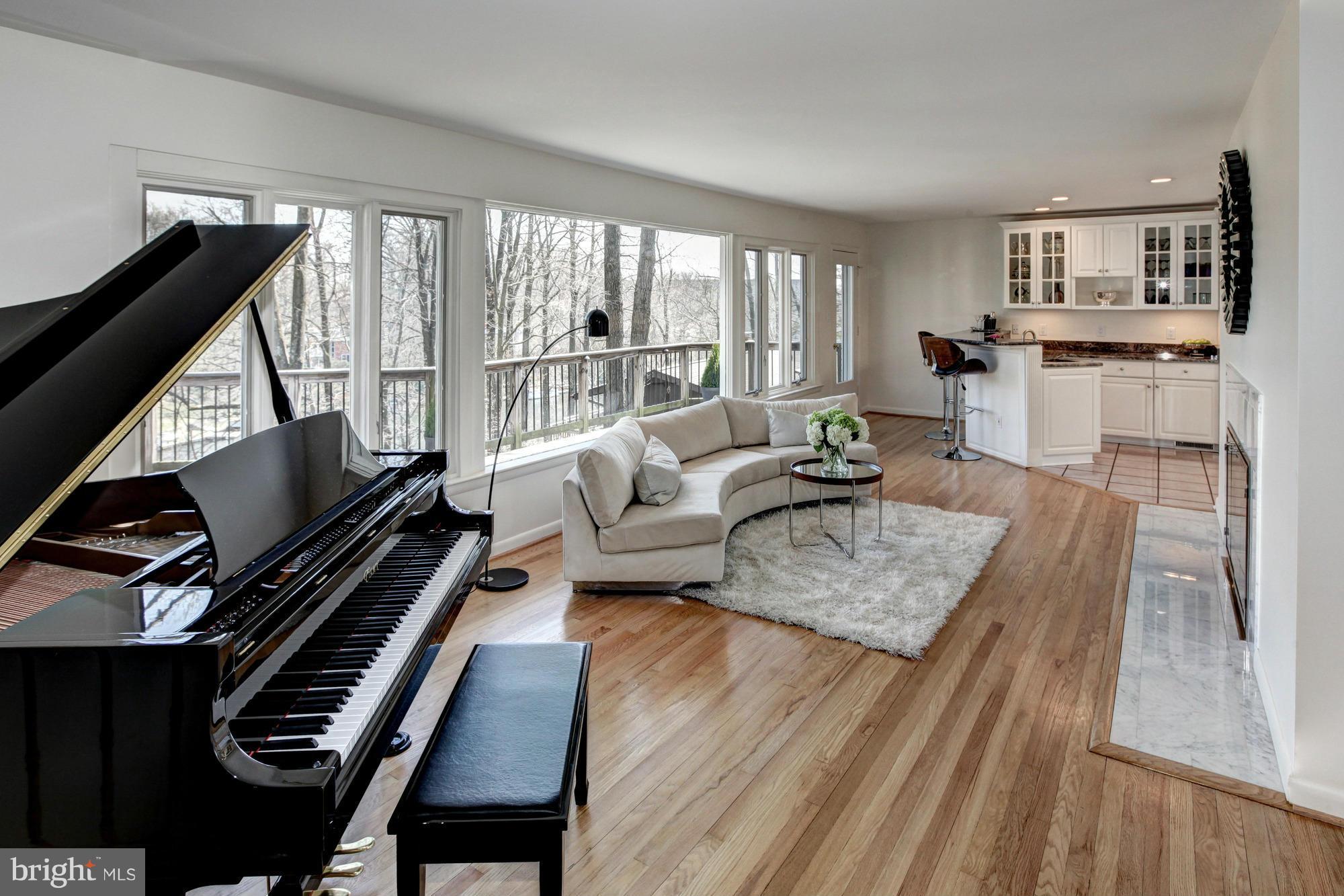 LAKE BARCROFT - Residential