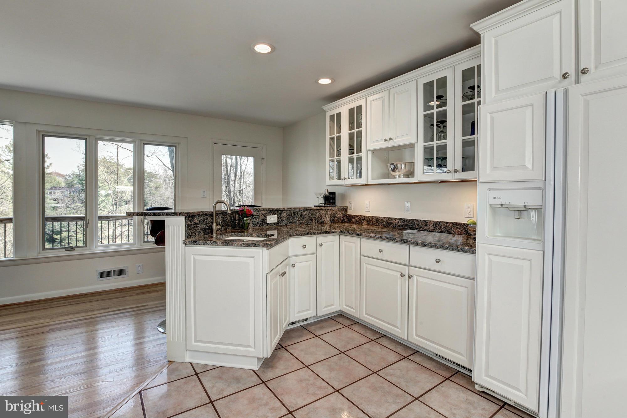 LAKE BARCROFT - Residential