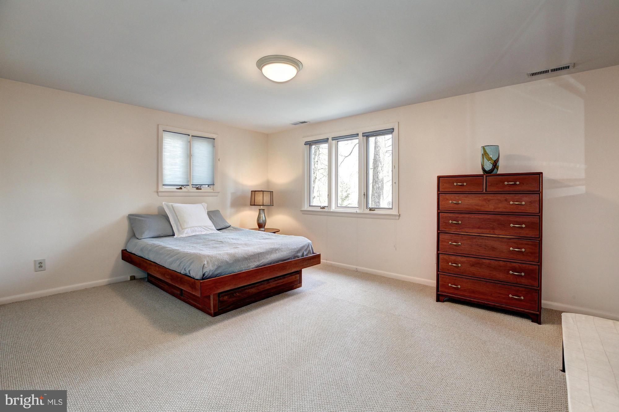 LAKE BARCROFT - Residential