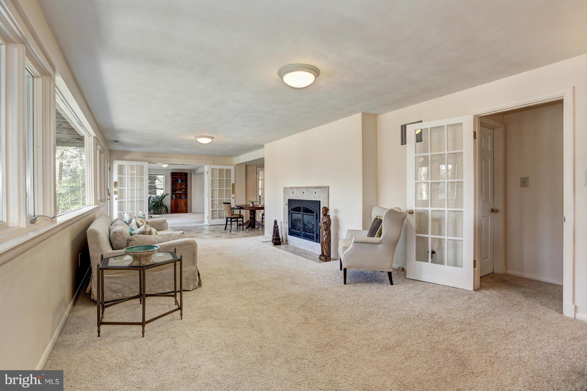 LAKE BARCROFT - Residential