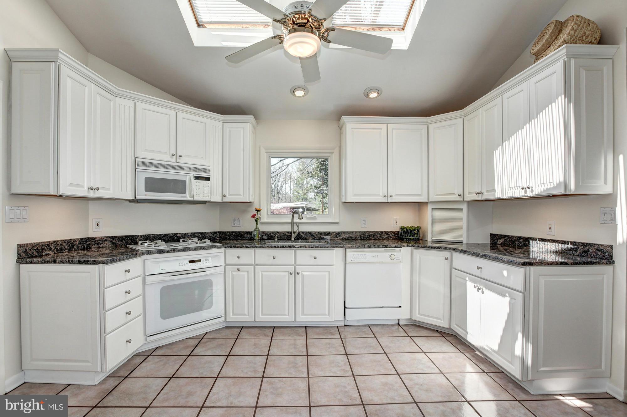 LAKE BARCROFT - Residential