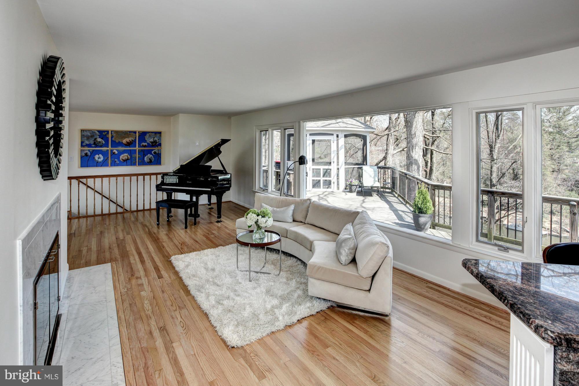 LAKE BARCROFT - Residential