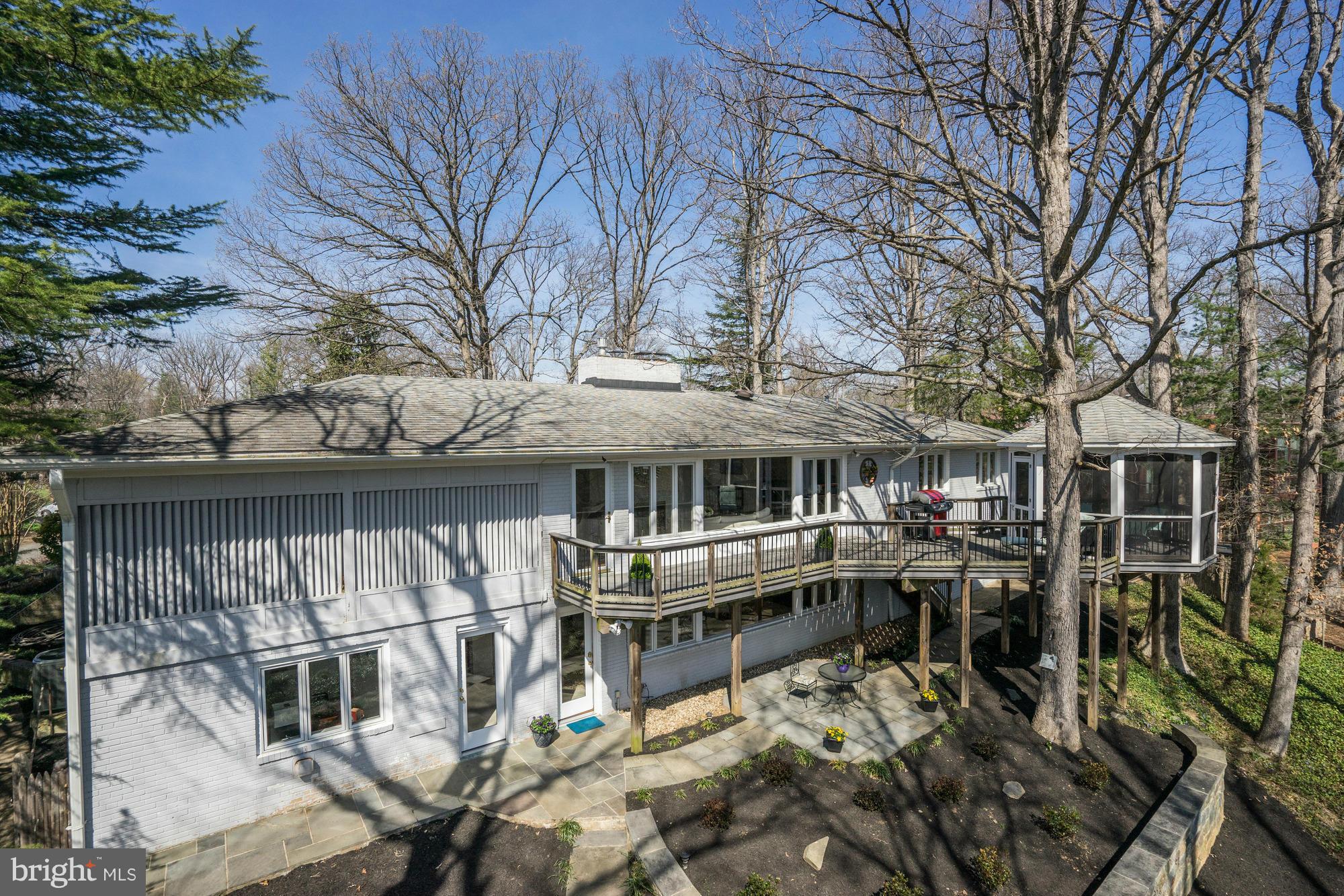 LAKE BARCROFT - Residential