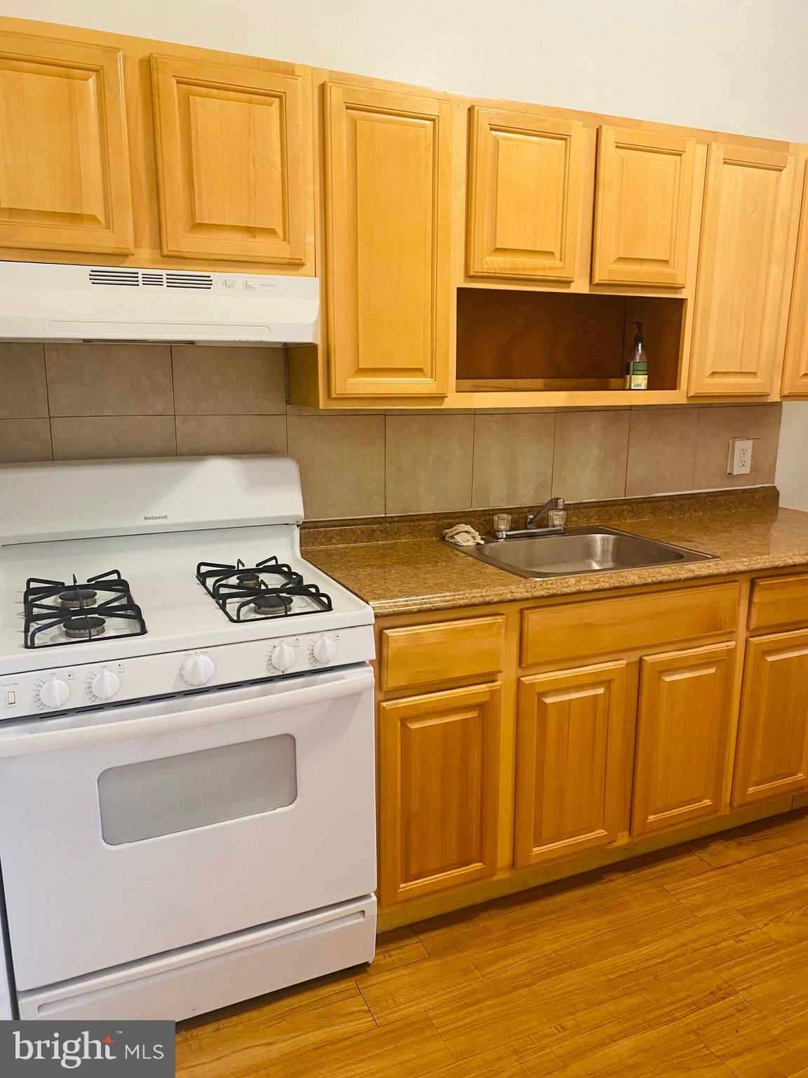 Don’t miss this HUGE 1BD/1BA first-floor apartment in the heart of Port Richmond, featuring private access to both the basement and a fenced backyard that’s perfect for grilling, entertaining, or relaxing outdoors.
Inside, you’ll find a large living room, an eat-in kitchen, and a comfortable bedroom that comes with an A/C window unit. A convenient mudroom leads directly to your private backyard, adding extra storage and functionality. Laundry is included and located in the basement for added convenience.