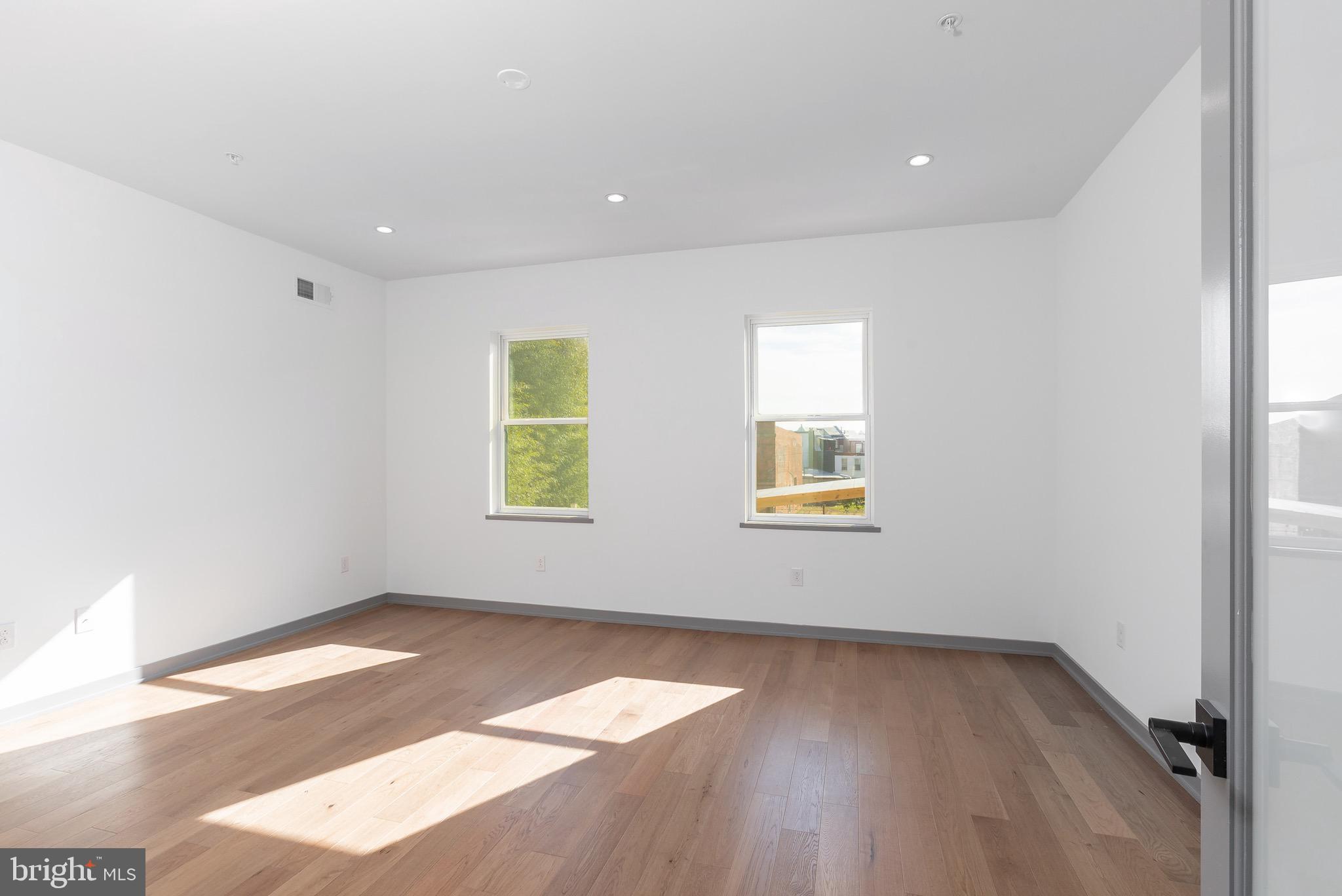 EAST KENSINGTON - Residential