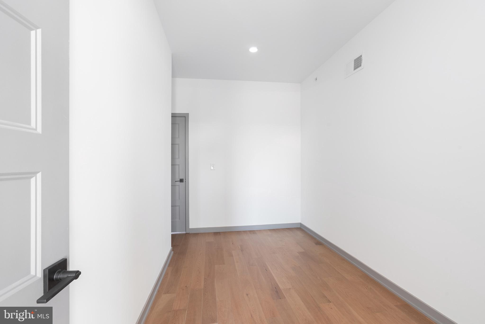 EAST KENSINGTON - Residential