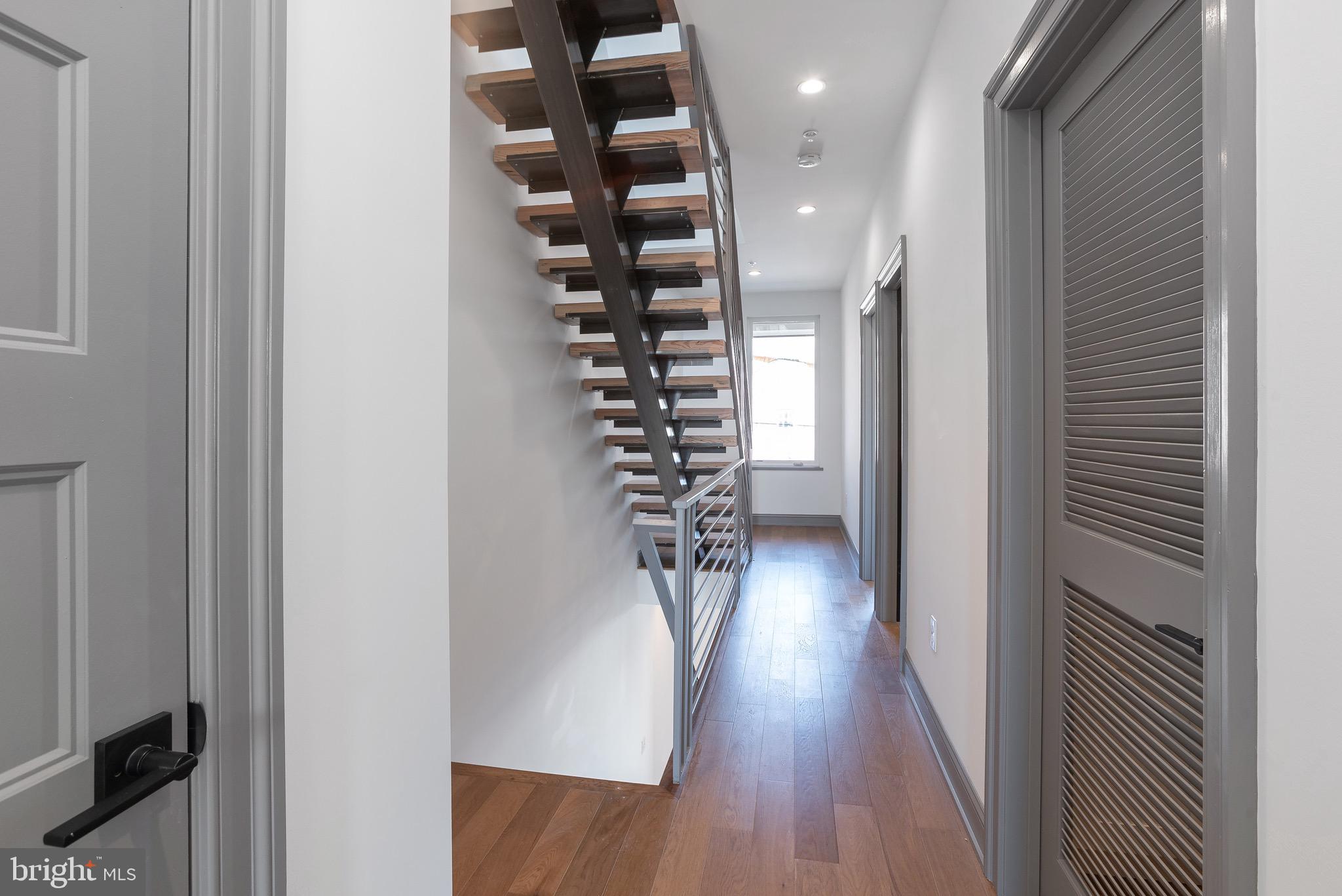 EAST KENSINGTON - Residential