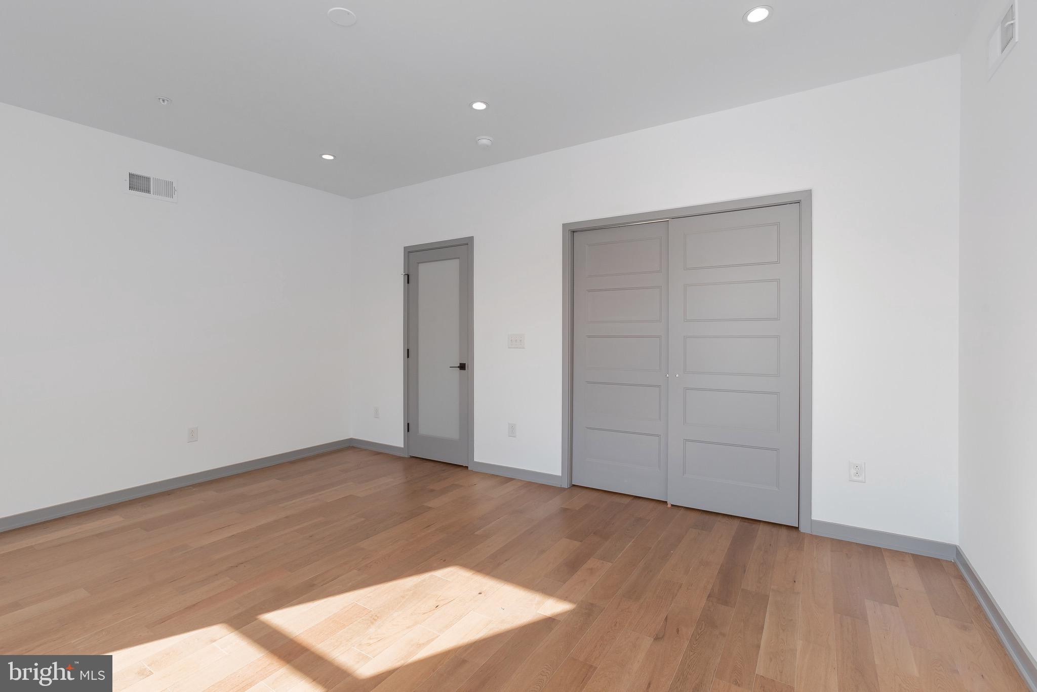 EAST KENSINGTON - Residential