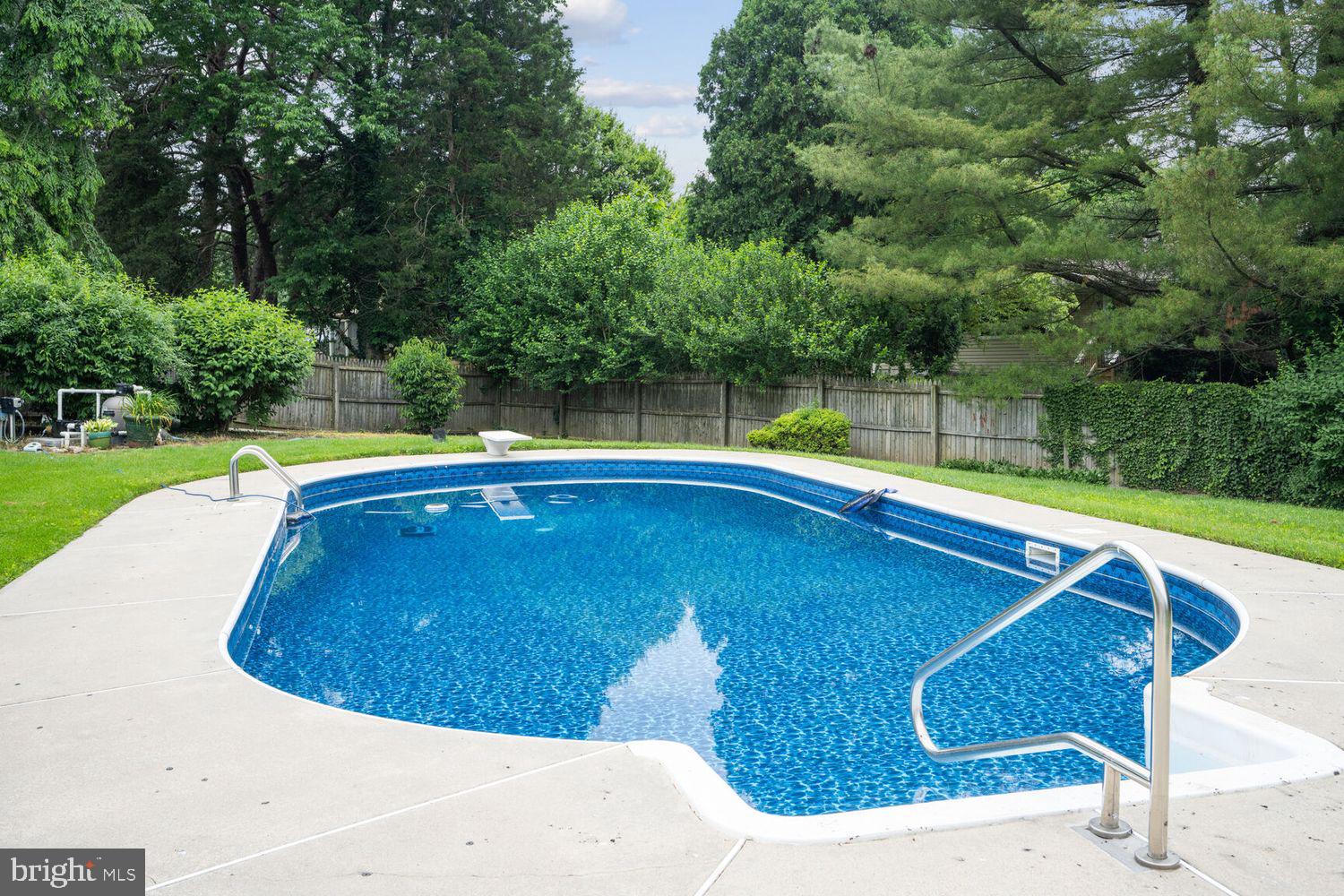 MANOR LAKE - Residential