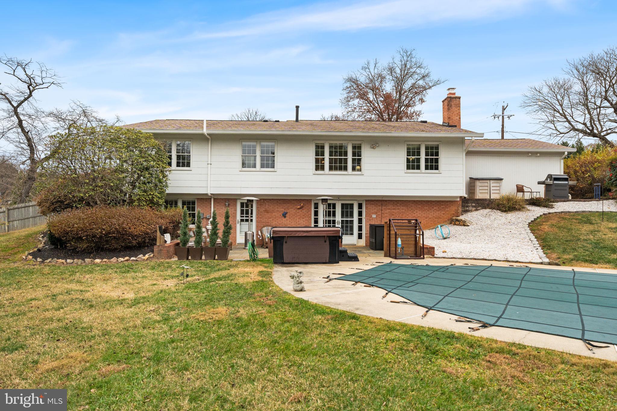 MANOR LAKE - Residential