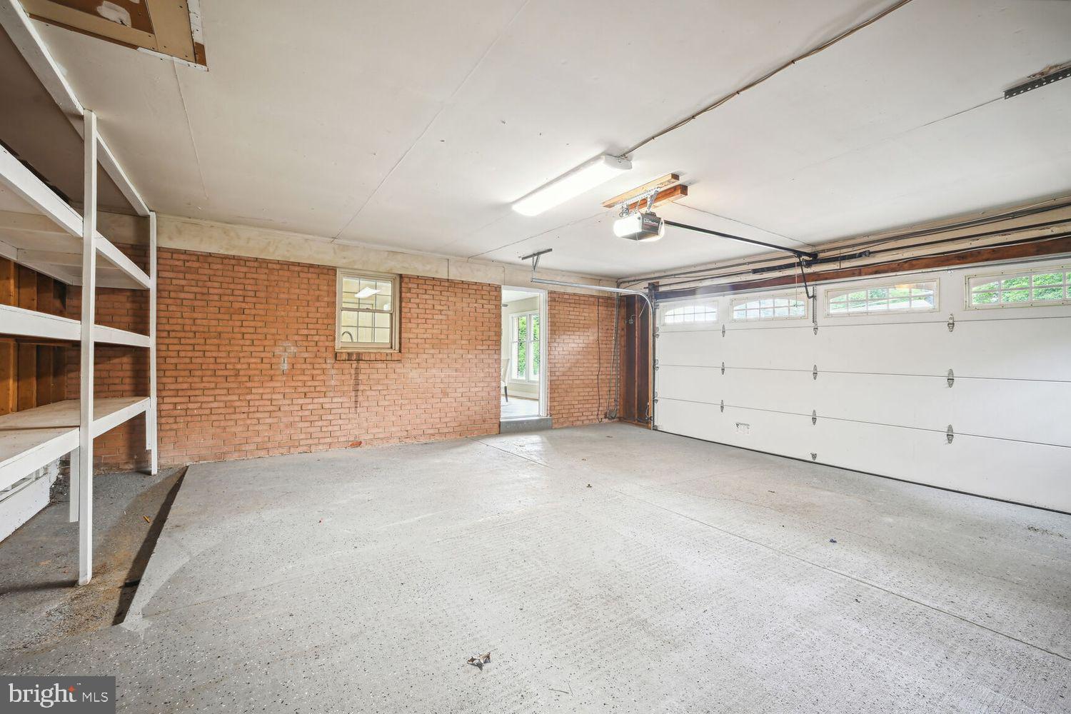 MANOR LAKE - Residential