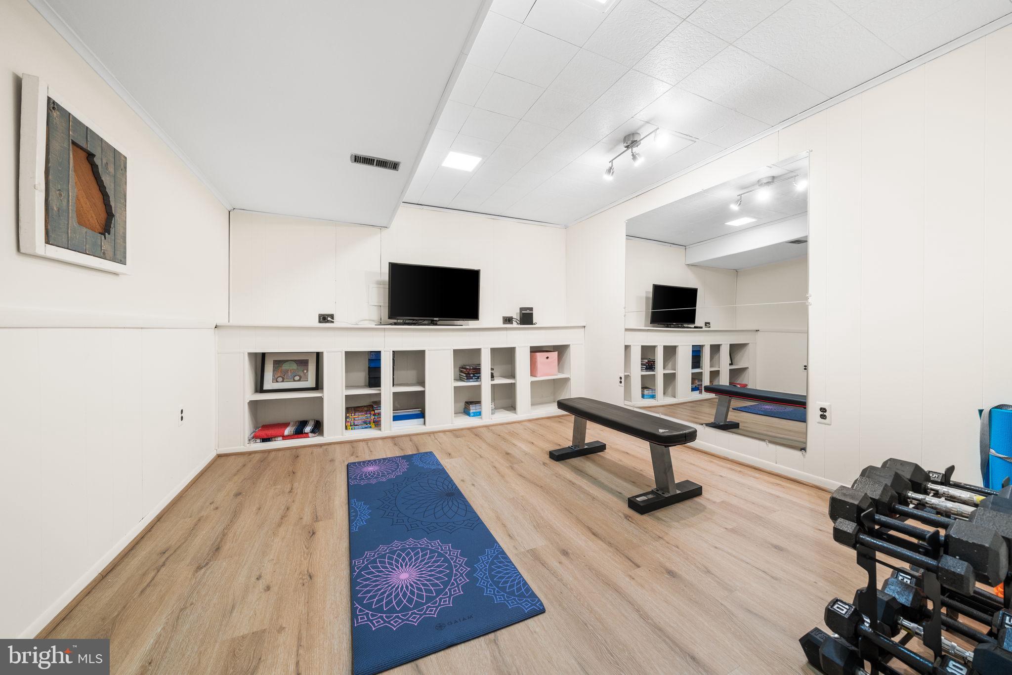 MANOR LAKE - Residential