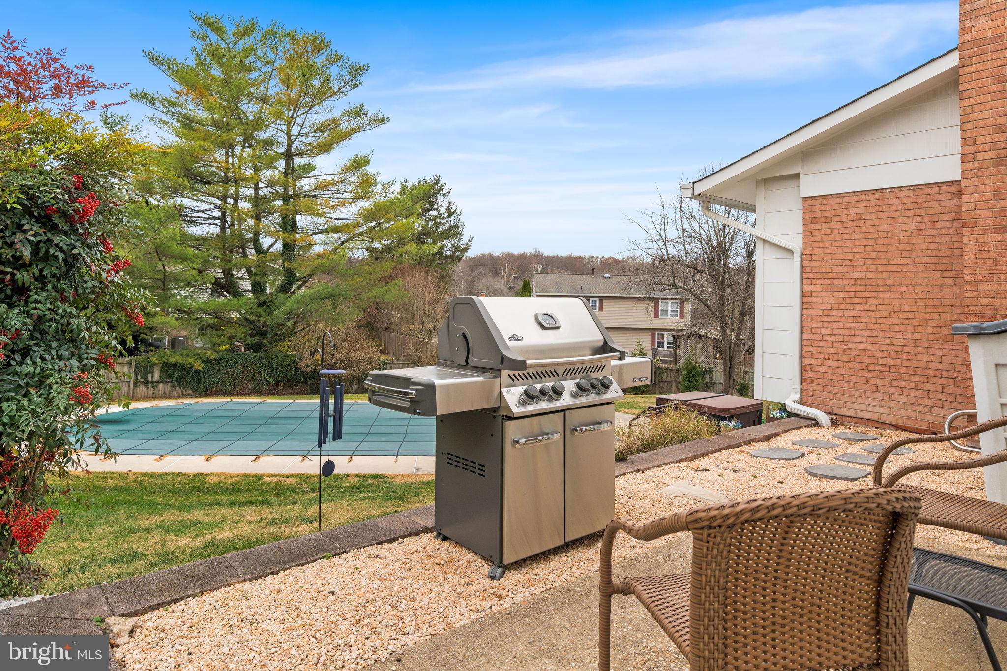 MANOR LAKE - Residential