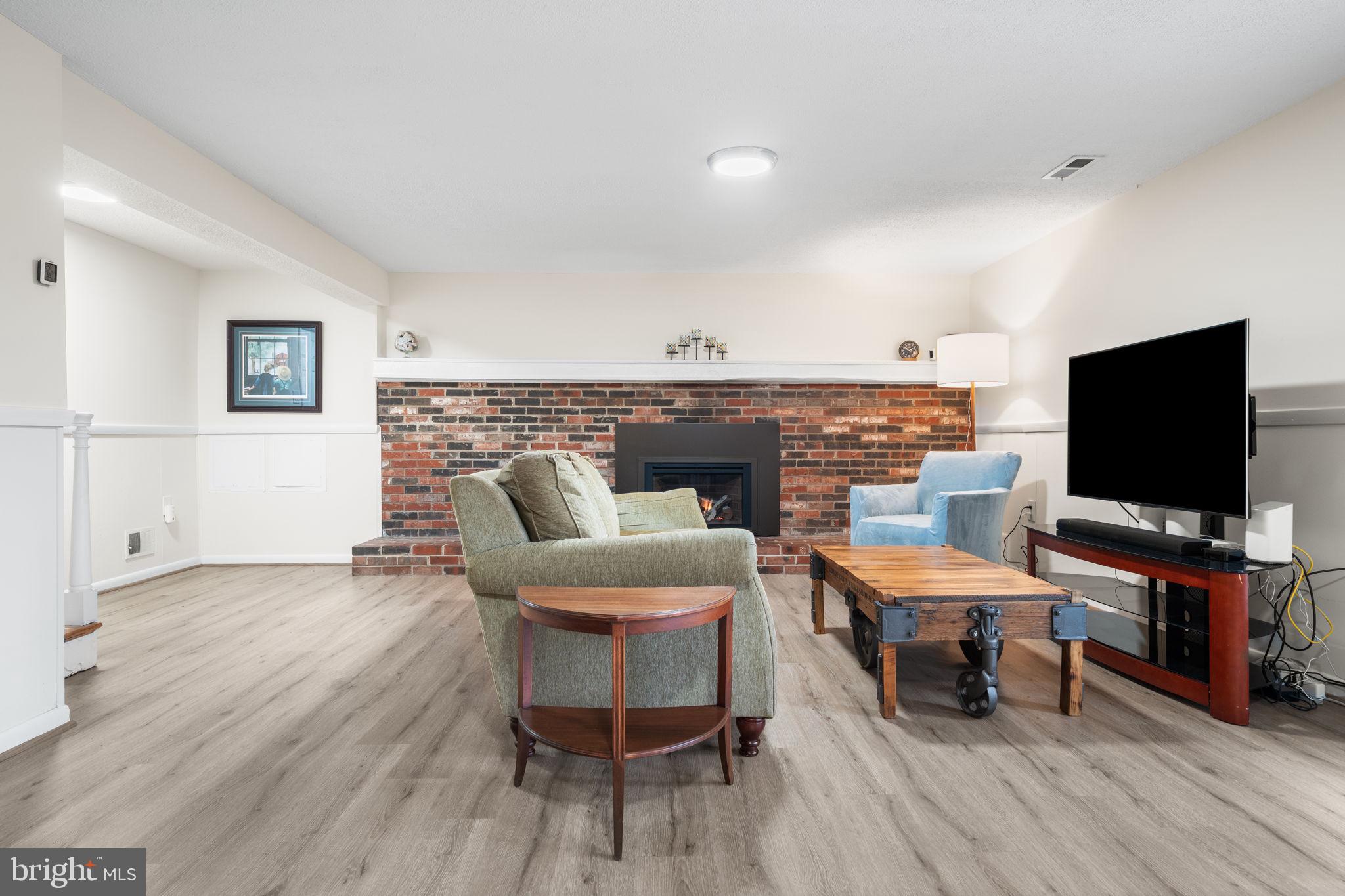 MANOR LAKE - Residential