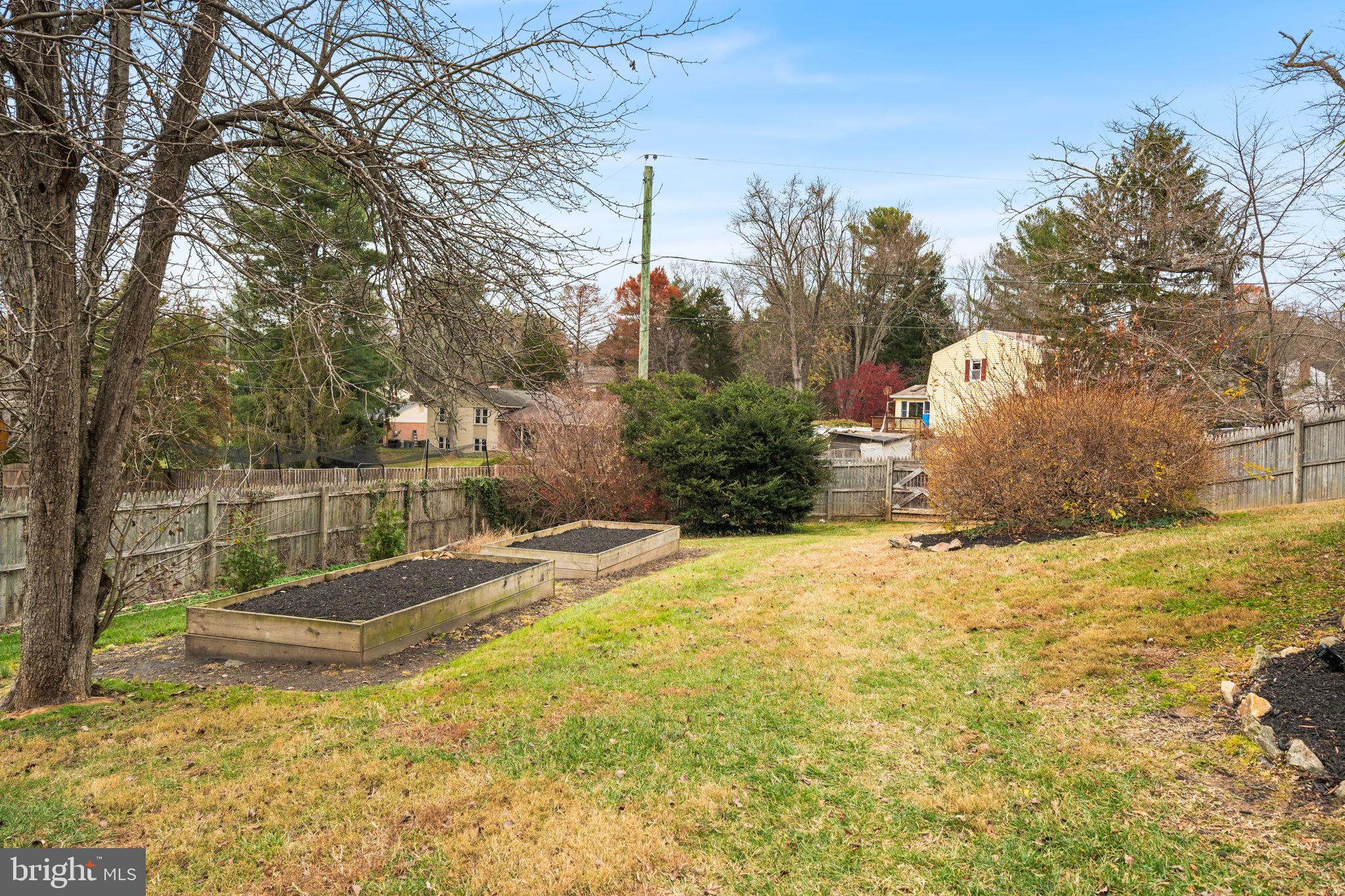 MANOR LAKE - Residential