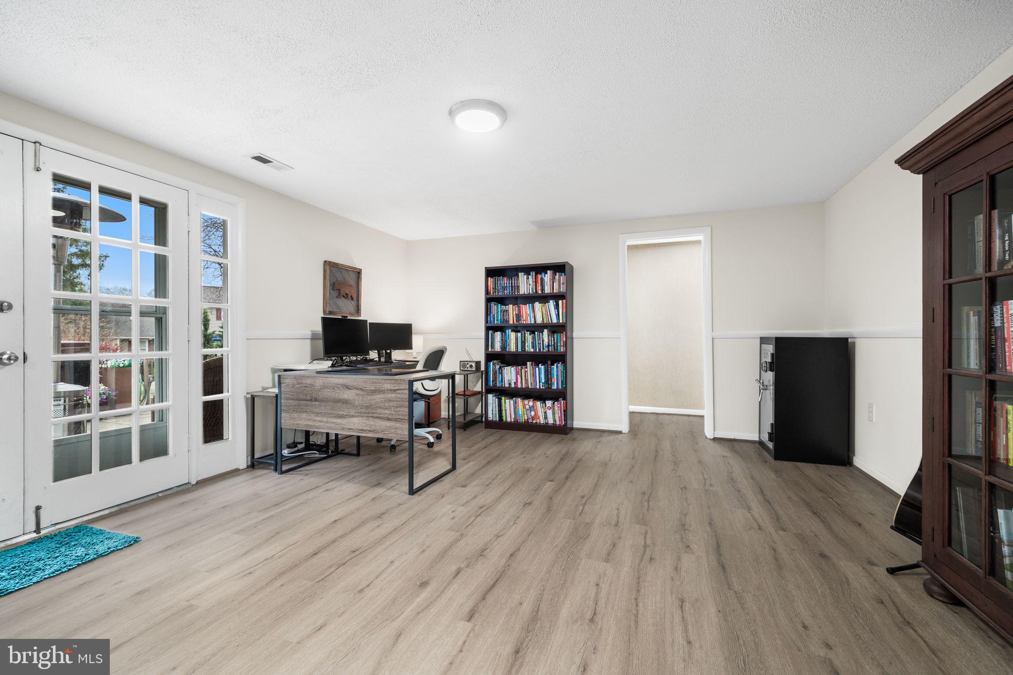 MANOR LAKE - Residential