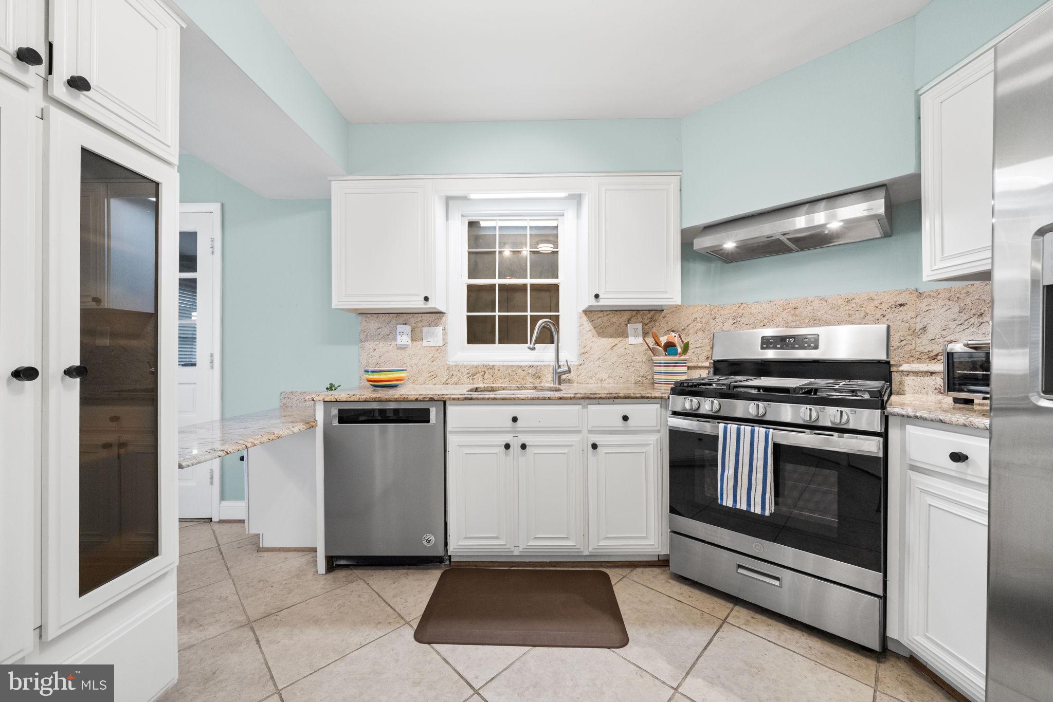 MANOR LAKE - Residential