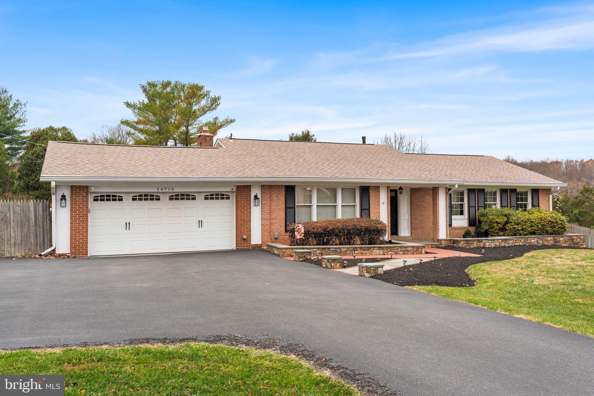 MANOR LAKE - Residential