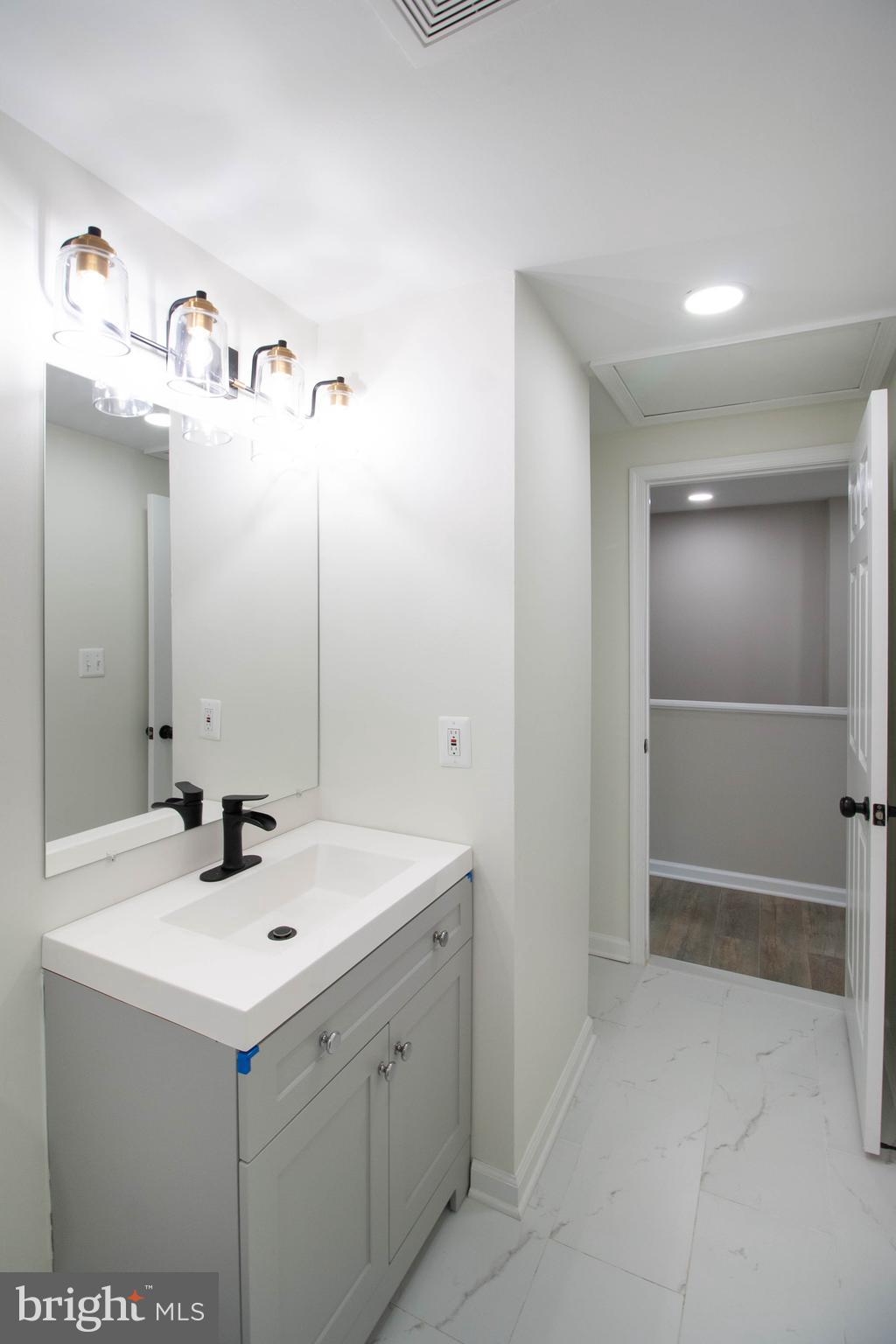 POHICK VILLAGE - Residential Lease