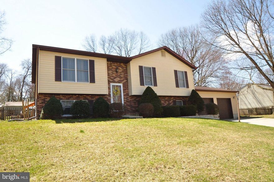 THIS IS THE HOME YOU'VE BEEN LOOKING FOR! SHOWS PRIDE OF OWNERSHIP. HALF ACRE LOT IN THE COMMUNITY OF OAK HOLLOW.  4 BEDRMS & 3 FULL BATHS. 32X26 GARAGE FOR THOSE GARAGE LOVERS. PRIVATE FENCED YARD W/ INGROUND POOL & SPACIOUS DECK FOR SUMMER ENTERTAINING. KITCHEN REMODELED & INCLUDES 4 PERSON SITTING AT THE KITCHEN ISLAND. STAINLESS STEEL APPLIANCES. BRAND NEW FLOORING KIT/DIN RM. & LWR LEVEL.