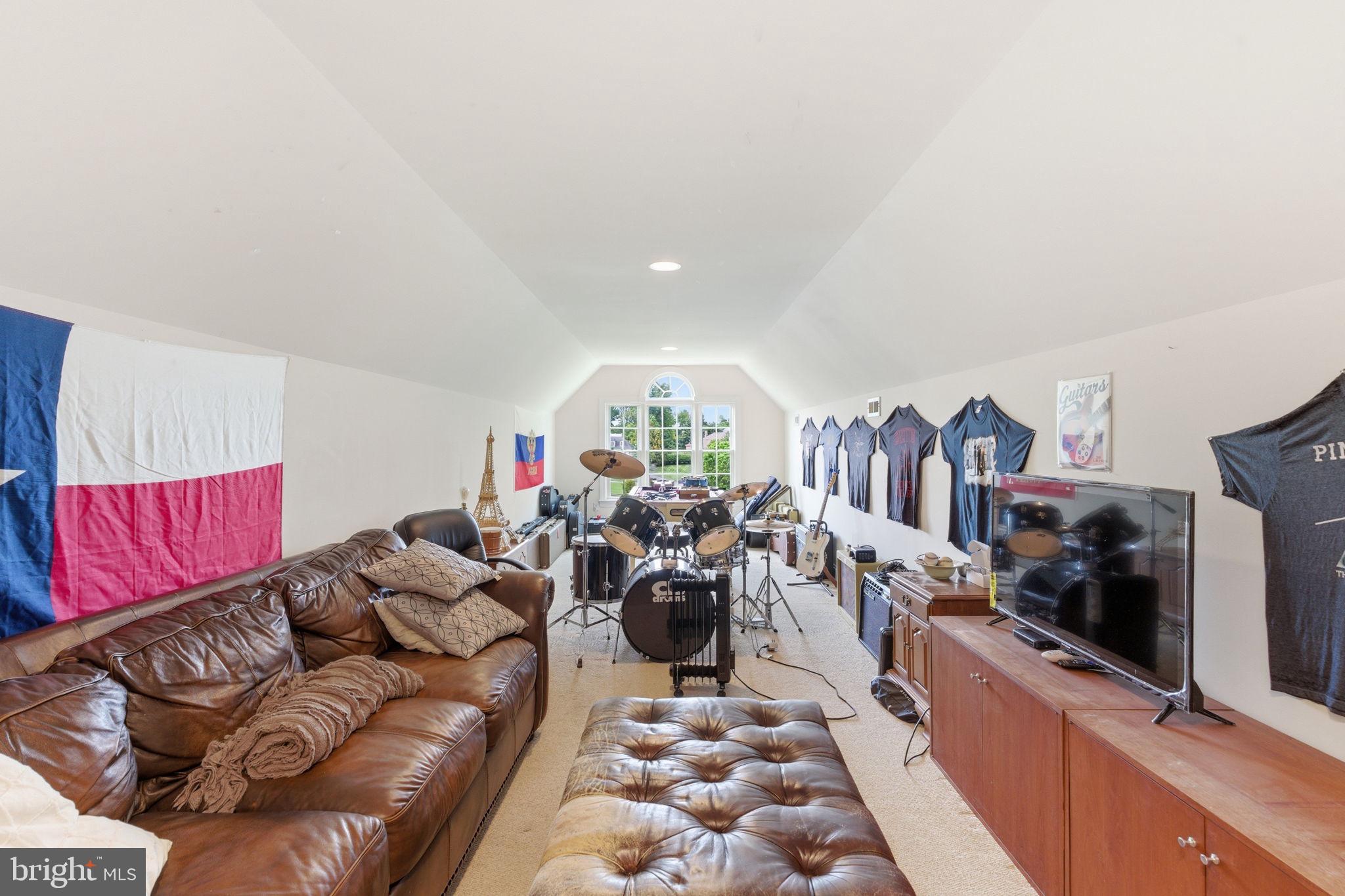 MANOR OAKS - Residential