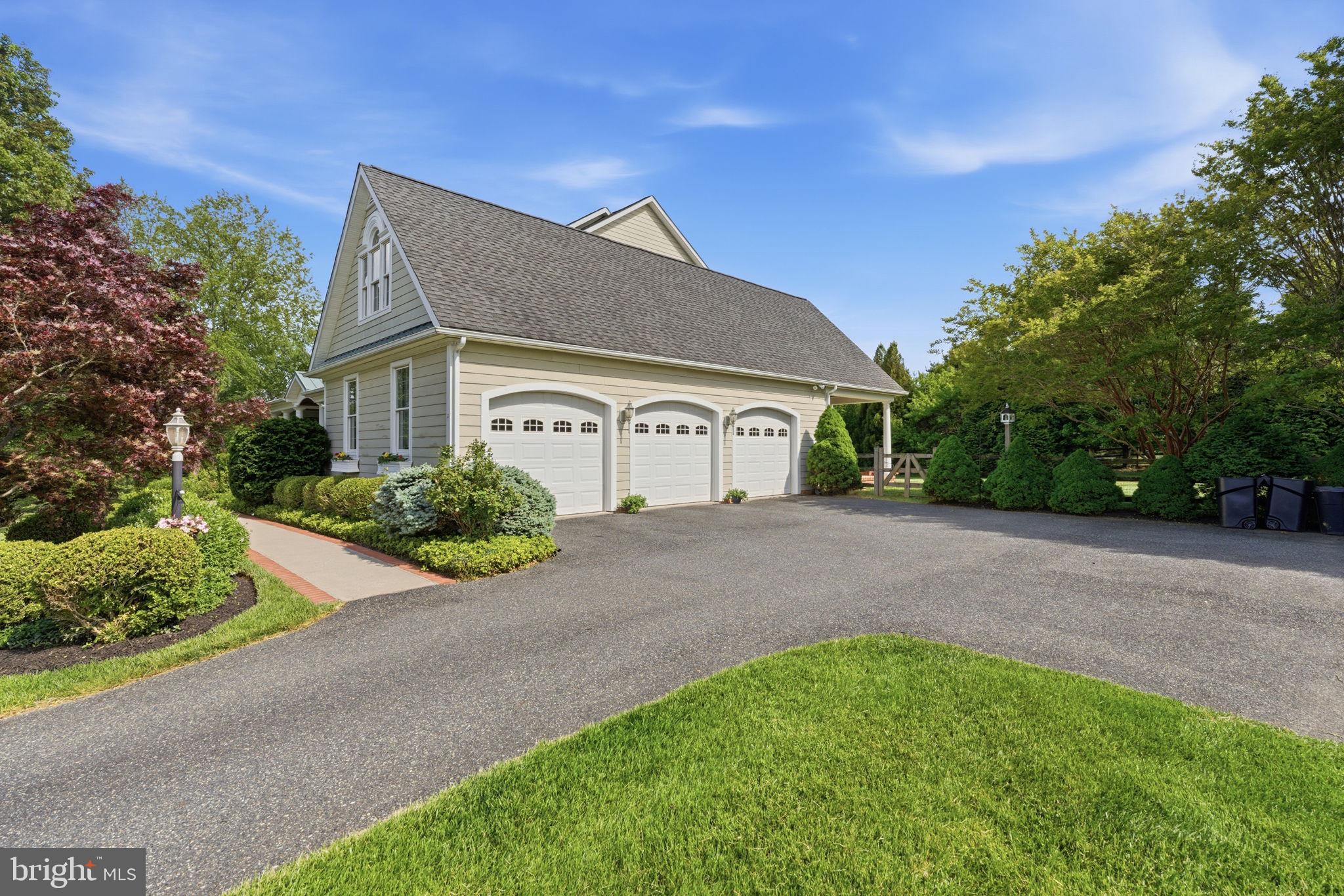 MANOR OAKS - Residential